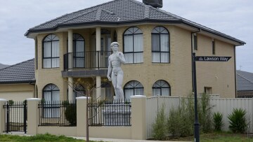 Τσιμεντένιο άγαλμα- αντίγραφο του Δαυίδ του Μιχαήλ Άγγελου σε γειτονιά της Μελβούρνης