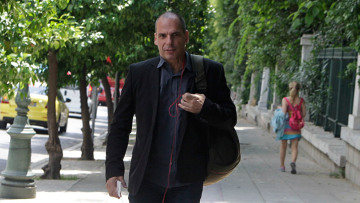 Προκαλεί και ειρωνεύεται τον «σύντροφο Τσίπρα» ο Βαρουφάκης