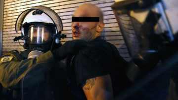 Φωτογραφία-σοκ: H αστυνομία συλλαμβάνει διαδηλωτή 