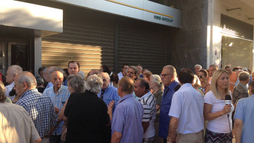 Από τα ξημερώματα στην ουρά για τα 300 ευρώ