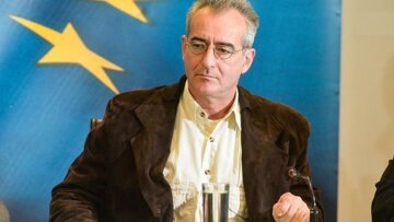 Προσπαθεί να διαψεύσει τον Βαρουφάκη ο "παιδικός φίλος" - «Εγώ δεν έκανα τίποτα»