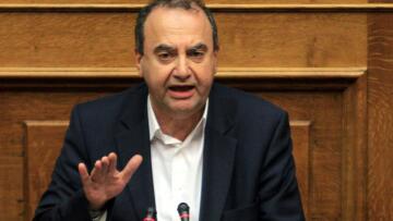 Στρατούλης στηρίζει Βαρουφάκη: Όπως στο Μεσαίωνα, τον σύρουν στην Ιερά Εξέταση