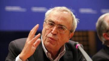 Απίστευτος Μπαλτάς: Μέλη του ΣΥΡΙΖΑ να μοιράζουν μπουκαλάκια με νερό στις ουρές έξω από τις τράπεζες!
