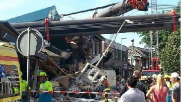 Βίντεο-σοκ: Γερανοί καταπλακώνουν σπίτια στην Ολλανδία