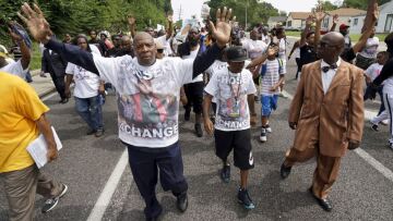 Φέργκιουσον: Πυροβολισμοί στην πορεία στη μνήμη του Μάικλ Μπράουν