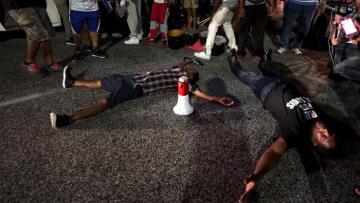 Φέργκιουσον: Ένας χρόνος από τον θάνατο του άοπλου Αφροαμερικανού έφηβου Μπράουν