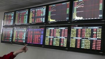 «Τρόμος» για παγκόσμιο συναλλαγματικό πόλεμο: Η Κίνα αφήνει το γιουάν να υποχωρήσει περαιτέρω