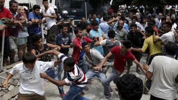 Έκρυθμη η κατάσταση στην Κω: Συγκρούσεις μεταξύ μεταναστών έξω από το τμήμα