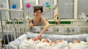 Εξιτήριο για τα τετράδυμα νεογνά της 65χρονης γηραιότερης μητέρας του κόσμου