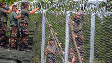 Με το στρατό οι Ούγγροι στήνουν το φράχτη στα σύνορά τους