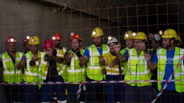 Σκουριές: Όλο και περισσότεροι μεταλλωρύχοι «ταμπουρώνονται» στις στοές 