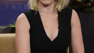 Γνωστή παρουσιάστρια ποζάρει μόνο με ένα... μήλο στο επίμαχο σημείο!