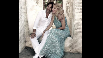 Η Μενεγάκη και ο Ματέο βάφτισαν την κορούλα τους στην Άνδρο