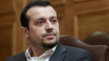 Ο Παππάς χρέωσε το Δημόσιο με €384.000 για προσλήψεις και τακτοποιήσεις της τελευταίας στιγμής