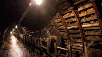 Ψάχνοντας για το χρυσό των Ναζί: Φωτογραφίες από τις μυστικές σήραγγες στην Πολωνία