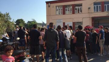 Διαμαρτυρία-εξέγερση μεταναστών στο λιμάνι Μυτιλήνης