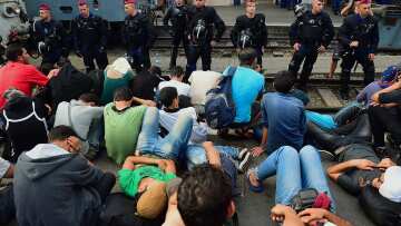 Τεταμένη η κατάσταση στη Βουδαπέστη - Νέα διαμαρτυρία μεταναστών