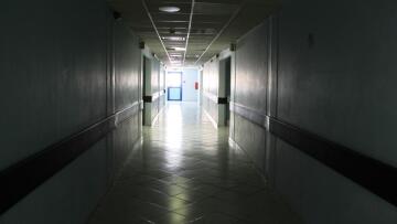 Καθηλωμένος με ιμάντες στο Δαφνί ο 30χρονος φερόμενος ως υπαίτιος για τη φωτιά 