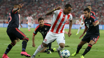 Ο Ολυμπιακός κοίταξε στα μάτια την Μπάγερν για 85 λεπτά, αλλά στο τέλος λύγισε