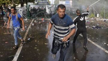 Ουγγαρία: Με χημικά, δακρυγόνα και κανόνια νερού επιτέθηκαν στους μετανάστες