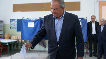 Χωρίς να κάνει δηλώσεις ψήφισε ο Κώστας Καραμανλής 