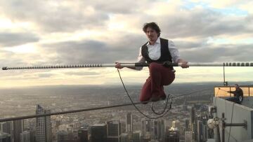 Βίντεο: Σχοινοβάτης ισορροπεί στα 300 μέτρα ύψος, χωρίς δίχτυ ασφαλείας