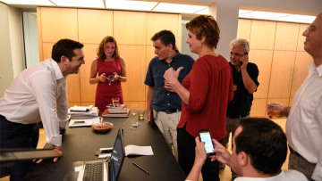 Φωτογραφίες: Ο Τσίπρας στο γραφείο του γιορτάζει τη νίκη του