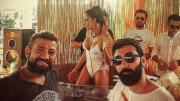 Δείτε την Εύη Αδάμ να ξεσηκώνει τους θαμώνες τουρκικού beach bar