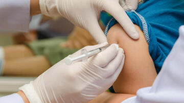 «Σπασμένο» τηλέφωνο αρμοδίων για το θέμα των παιδικών εμβολίων που έχουν «εξαφανιστεί» από την αγορά