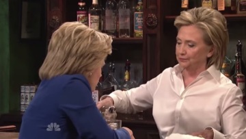 Βίντεο: Δείτε τη Χίλαρι να κάνει τη μπαργούμαν και να σερβίρει τη «Χίλαρι»