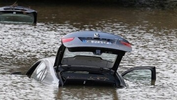 Φάρσαλα: Η σφοδρή βροχόπτωση παρέσυρε αυτοκίνητα