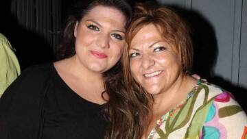 Η κόρη της Βίκυς Σταυροπούλου ποζάρει στο κρεβάτι φορώντας μόνο το κορμάκι της 