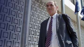 Δεν διαψεύδει, ούτε επιβεβαιώνει ο Σταθάκης ότι είναι ο υπουργός του 1 εκατ. ευρώ