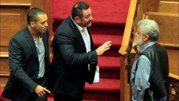Οι τραμπουκισμοί των χρυσαυγιτών, ο Μανιός και οι... απρόθυμοι κυβερνητικοί βουλευτές