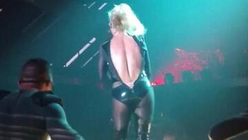 Δείτε το σέξι ατύχημα της Britney Spears πάνω στη σκηνή 