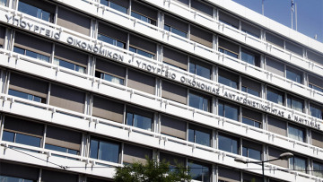 Βουλιάζουν τα δημόσια έσοδα: Κατά €1,5 δισ. αυξήθηκαν τα ληξιπρόθεσμα τον Σεπτέμβριο