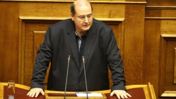 «Ξέχασε» τις... πενταροδεκάρες και τα έβαλε με τον Σεβαστάκη ο Φίλης