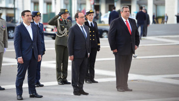 Ο Ολάντ στην Αθήνα: Οι υπασπίστριες, η χαμένη δήλωση και τα σταυρωμένα χέρια του Τσίπρα