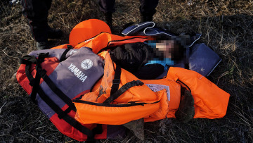 Ραγίζουν καρδιές οι φωτογραφίες του νεκρού προσφυγόπουλου στη Λέσβο