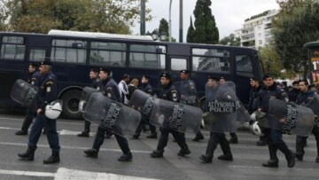 Μαζικές συλλήψεις Σέρβων και Κροατών οπαδών στο κέντρο της Αθήνας