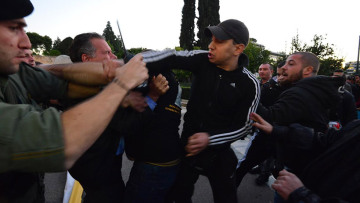 Σοκ από την τυφλή βία τραμπούκων σε βάρος του Κουμουτσάκου