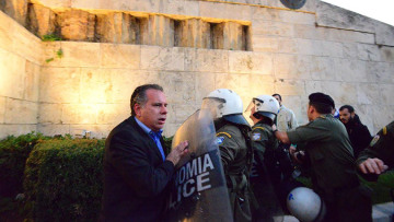 Ο ξυλοδαρμός Κουμουτσάκου φέρνει νέο κύκλο αντιπαράθεσης σε κυβέρνηση - αντιπολίτευση