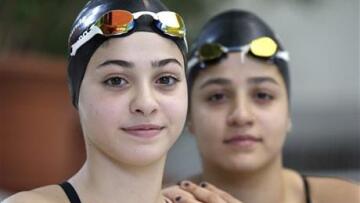 Αδελφές κολυμβήτριες από την Συρία κολύμπησαν τρεις ώρες για να φτάσουν στη Λέσβο