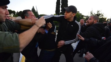 Τριάντα βουλευτές ρωτούν: Γιατί δεν έχουν συλληφθεί ακόμη οι δράστες της επίθεσης Κουμουτσάκου;