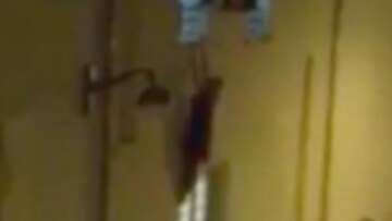 Φωτογραφία που σοκάρει: Έγκυος κρατιέται από περβάζι παραθύρου στο θέατρο Μπατακλάν και εκλιπαρεί για βοήθεια