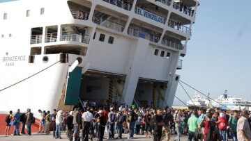 Σχεδόν 5.000 πρόσφυγες αποβιβάστηκαν στο λιμάνι του Πειραιά 