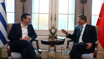 Νταβούτογλου: Δεν θα επωμιστεί η Τουρκία, ούτε η Ελλάδα το προσφυγικό