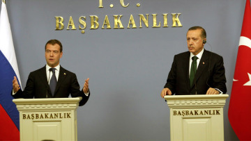 Μεντβέντεφ: Προστατεύουν τους τζιχαντιστές - Ερντογάν: «Όχι» σε κλιμάκωση της έντασης