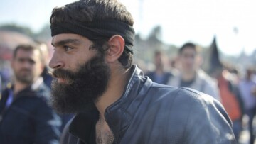 Ο μελισσοκόμος από την Κρήτη δεν είχε πάντα μούσι - Δείτε τον ξυρισμένο 