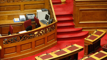 Εκτός Bουλής δύο υπάλληλοι που εντοπίστηκαν με παραποιημένους φακέλους